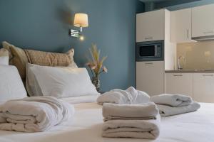 尼亚普拉莫斯Edem Luxury Apartments的一张床上的床上毛巾