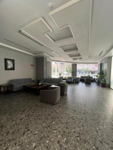 麦地那W Platinum Hotel的带沙发和桌子的大型客厅