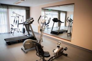 巴拉通马里亚弗都Arkánum Hotel的健身房设有数辆健身自行车和镜子