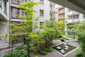 布达佩斯Paulay Private Apartment的一座花园,位于一座建筑的中间