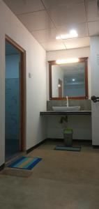 阿努拉德普勒苏顿鲁姆旅游度假酒店的一间带水槽和镜子的浴室