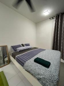普特拉贾亚Homestay Putrajaya的一间卧室配有两张床和镜子