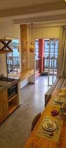 圣米格尔-杜戈斯托苏Casa Gostoso Mar的厨房以及带桌椅的用餐室。