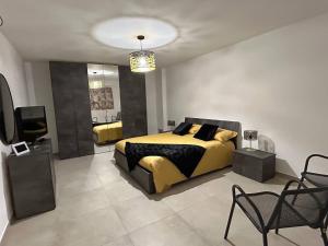 特拉帕尼Domus Alba Apartment的一间卧室配有一张床和一台电视。