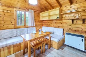 Castellar del Riu富特瑞达露营地的小木屋内带桌子和长凳的用餐室