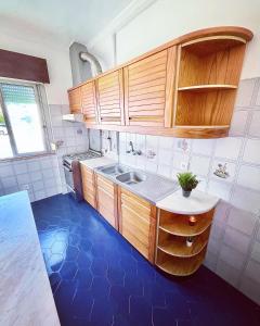 里斯本Residencial First One的一个带木制橱柜和水槽的厨房