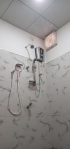 阿努拉德普勒苏顿鲁姆旅游度假酒店的带淋浴的浴室和墙上的电话
