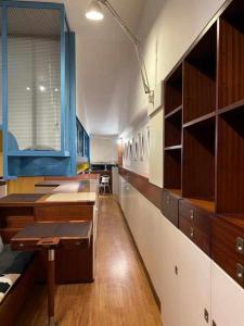 伊夫雷亚La Serra Olivetti的一个带木制柜台和橱柜的大厨房