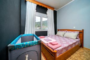 普里诺斯Elia Villa Thassos的一间小卧室,配有一张带窗户的床