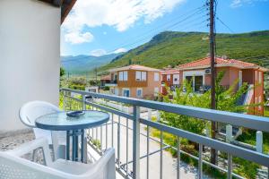 普里诺斯Elia Villa Thassos的阳台配有桌椅,享有山景。