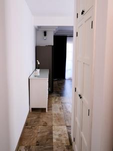 阿德耶Cosy, new studio in Costa Adeje的走廊设有白色门,铺有瓷砖地板