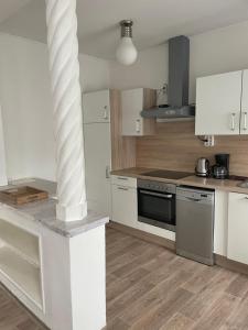 阿特尔高地区圣格奥尔根Appartement Attergau的厨房配有白色橱柜和炉灶烤箱。