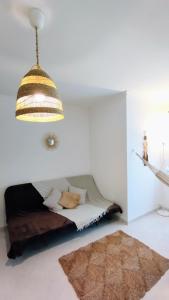 夫塞塔Ria Mar Fuzeta Apartments的一间卧室配有一张床和一个吊灯