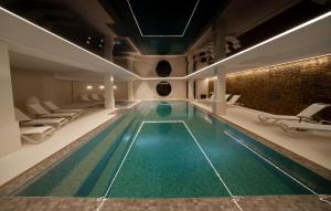 克莱恩 蒙塔纳Sport Club Residences & Spa的一个带躺椅的酒店游泳池
