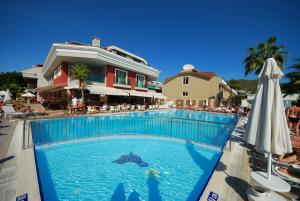 马尔马里斯帕萨贝酒店的度假村前的游泳池