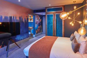 利物浦马尔马逊利物浦酒店的一间带大床和电视的卧室
