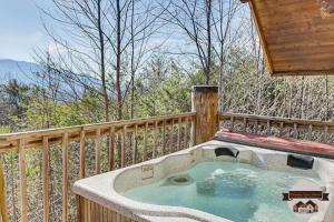 加特林堡Infinite Views - Secluded with Mountain Views cabin的小屋甲板上的按摩浴缸