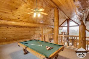 加特林堡Infinite Views - Secluded with Mountain Views cabin的木天花板的客房内的台球桌