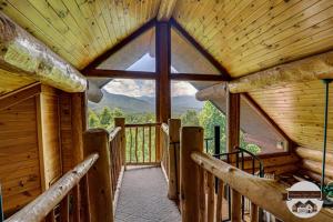 加特林堡Infinite Views - Secluded with Mountain Views cabin的小木屋的门廊,设有大窗户