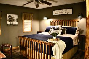 RockBrowning Lambert Resort - Hatfield McCoy and Local Off-Road Trails的一间卧室配有一张带木床的床