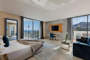 埃拉特Herbert Samuel The Reef Eilat的一间带大床的卧室和一间客厅