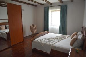科佩尔Villa Carla - Istrian house的一间卧室设有一张床和一个窗口