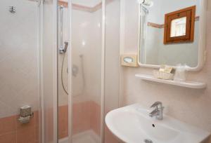 费托瓦亚安娜酒店的带淋浴、盥洗盆和镜子的浴室