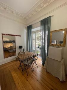 里斯本Rostelbem Guesthouse Lisbon的客厅配有桌子和镜子