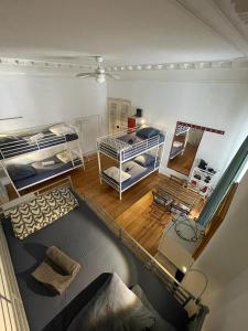 里斯本Rostelbem Guesthouse Lisbon的大房间设有两张双层床