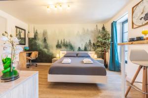 芒德Le CosyGreen - Central/Netflix/Wifi Fibre - Séjour Lozère的卧室配有一张床,墙上挂着一幅树画