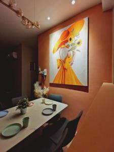 诗巫Stylish Micasa 4 Home 3BR+FREE PARKING -Hann's Residence的墙上一幅黄色连衣裙的女人画