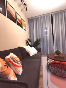 诗巫Stylish Micasa 4 Home 3BR+FREE PARKING -Hann's Residence的客厅配有黑色沙发和桌子