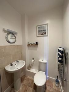 安布尔Masons Arms Amble的浴室配有白色卫生间和盥洗盆。