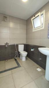 达哈布Al Deira Dahab Hotel的一间带卫生间、水槽和窗户的浴室