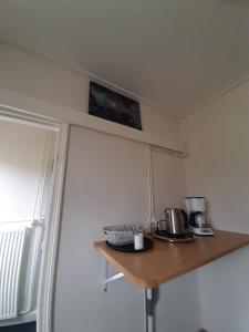 WilpKlein Eikelenkamp的厨房配有桌子,墙上配有电视