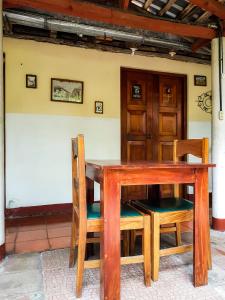 莱昂Casa de Los Berrios的房屋前的一张木桌和椅子