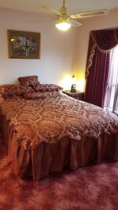 巴拉腊特Ballarat Aroma Cottage的一间卧室,卧室内配有一张大床