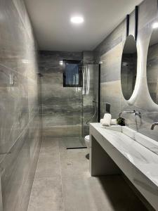 吉奥塔略奥马尔别墅酒店的浴室配有卫生间、盥洗盆和淋浴。