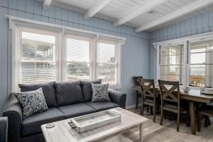 橡树岛Anchor Haven Ocean Views的客厅配有沙发和桌子