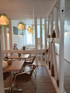 翁弗勒尔La maison père camembert的用餐室配有木桌和椅子