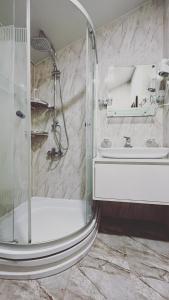 谢赫维蒂利Keriya Hotel Shekvetili Kaprovani的带淋浴和盥洗盆的浴室