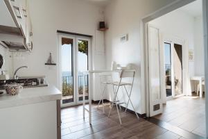 索里Villa Solaria的一个带桌椅的厨房和一个阳台