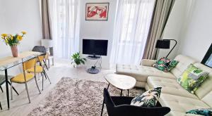的里雅斯特Casa Bianca - 2 Bedroom Design Apartment的客厅配有沙发和桌子