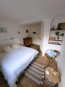 翁弗勒尔La maison père camembert的卧室配有白色的床和椅子