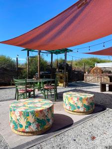 瓜达鲁佩镇Posada San Antonio的两张桌子、椅子和一张桌子及一个帐篷