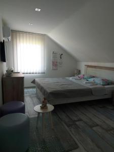 采蒂涅Lučić GUESTHOUSE的卧室配有1张床、1张桌子和1把椅子