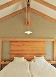 温特和克Villa Vista Guesthouse, Windhoek, Namibia的一间卧室设有两张床和木制床头板