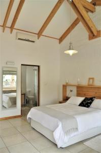 温特和克Villa Vista Guesthouse, Windhoek, Namibia的卧室配有一张白色大床和镜子
