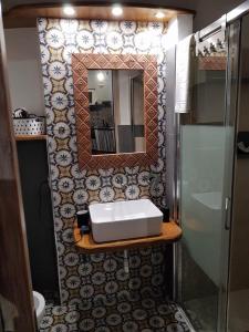 皮蒂利亚诺Il Girasole Storico的一间带水槽和镜子的浴室
