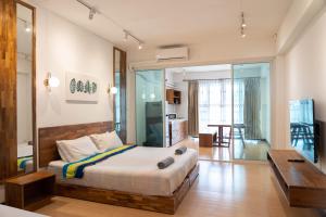清迈Chiang Mai Mansion 2的一间卧室设有一张床和一间客厅。